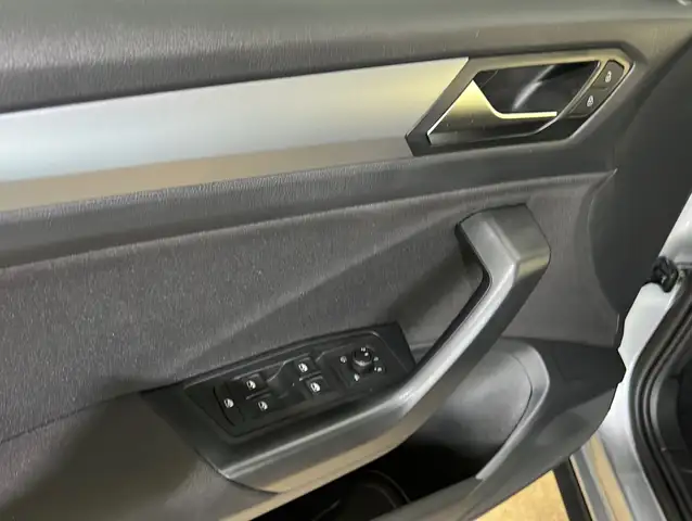 Volkswagen T-Roc view 5