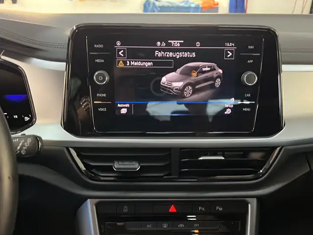 Volkswagen T-Roc view 12