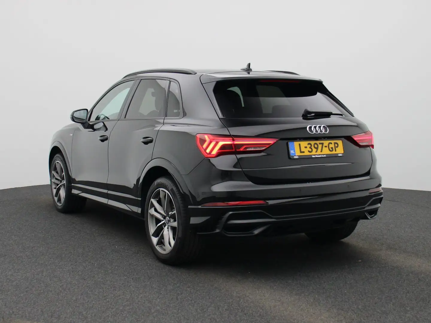 Audi Q3 35 TFSI S edition 150 PK Schwarz - 2