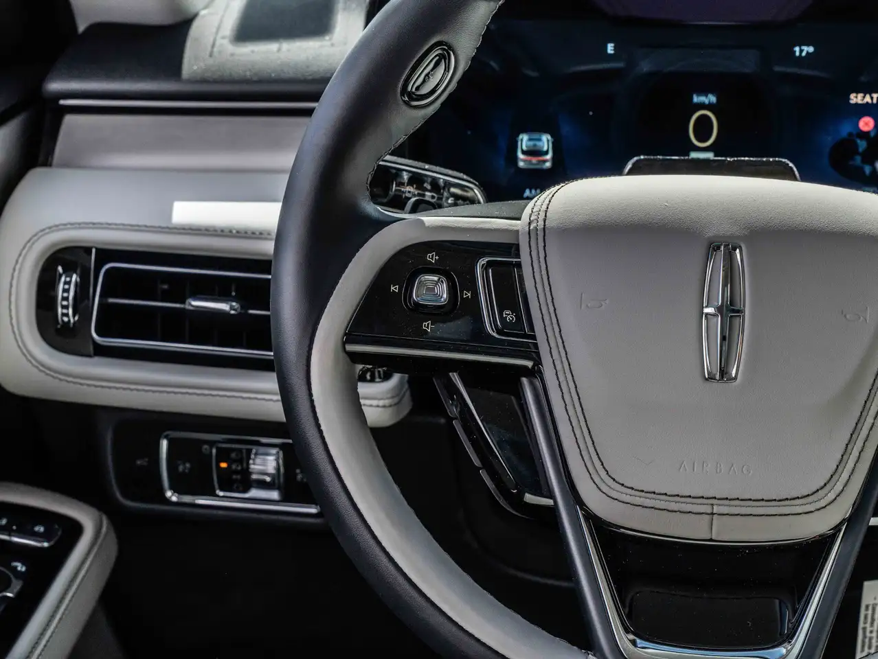 Lincoln Aviator снимка Lincoln Aviator