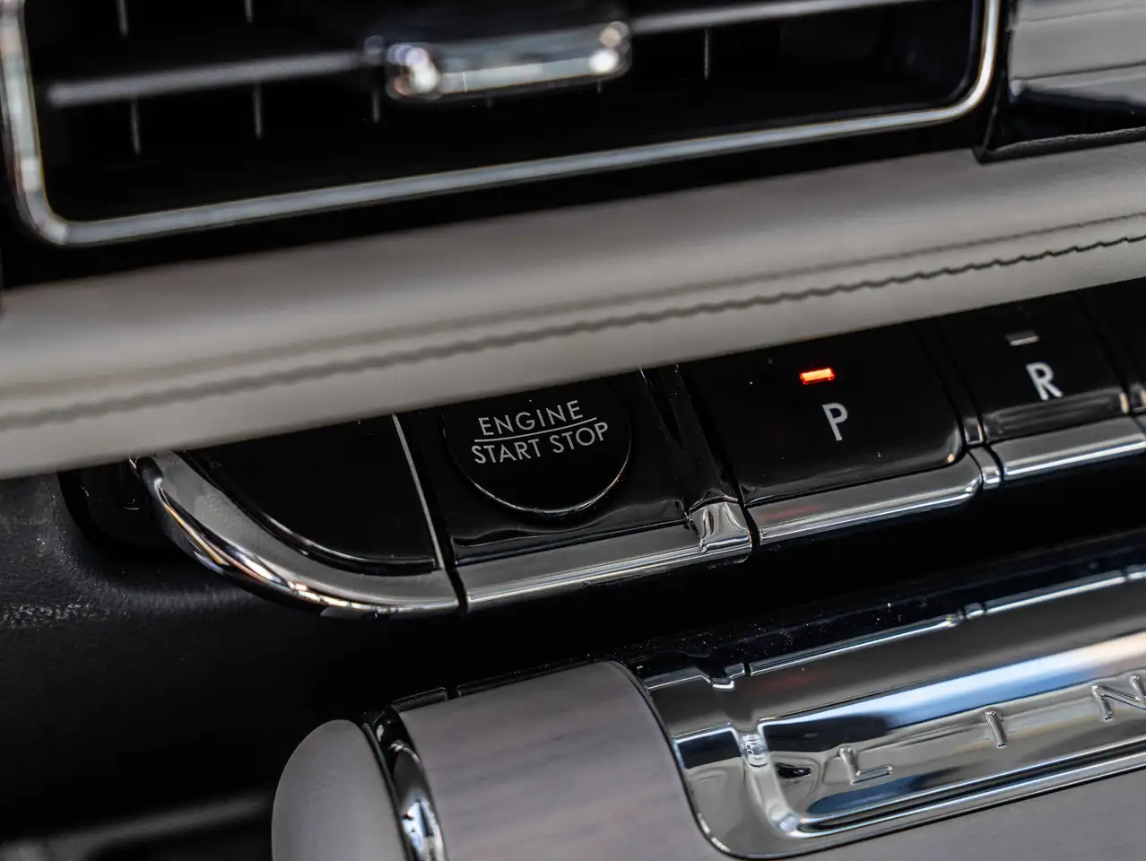 Lincoln Aviator снимка Lincoln Aviator
