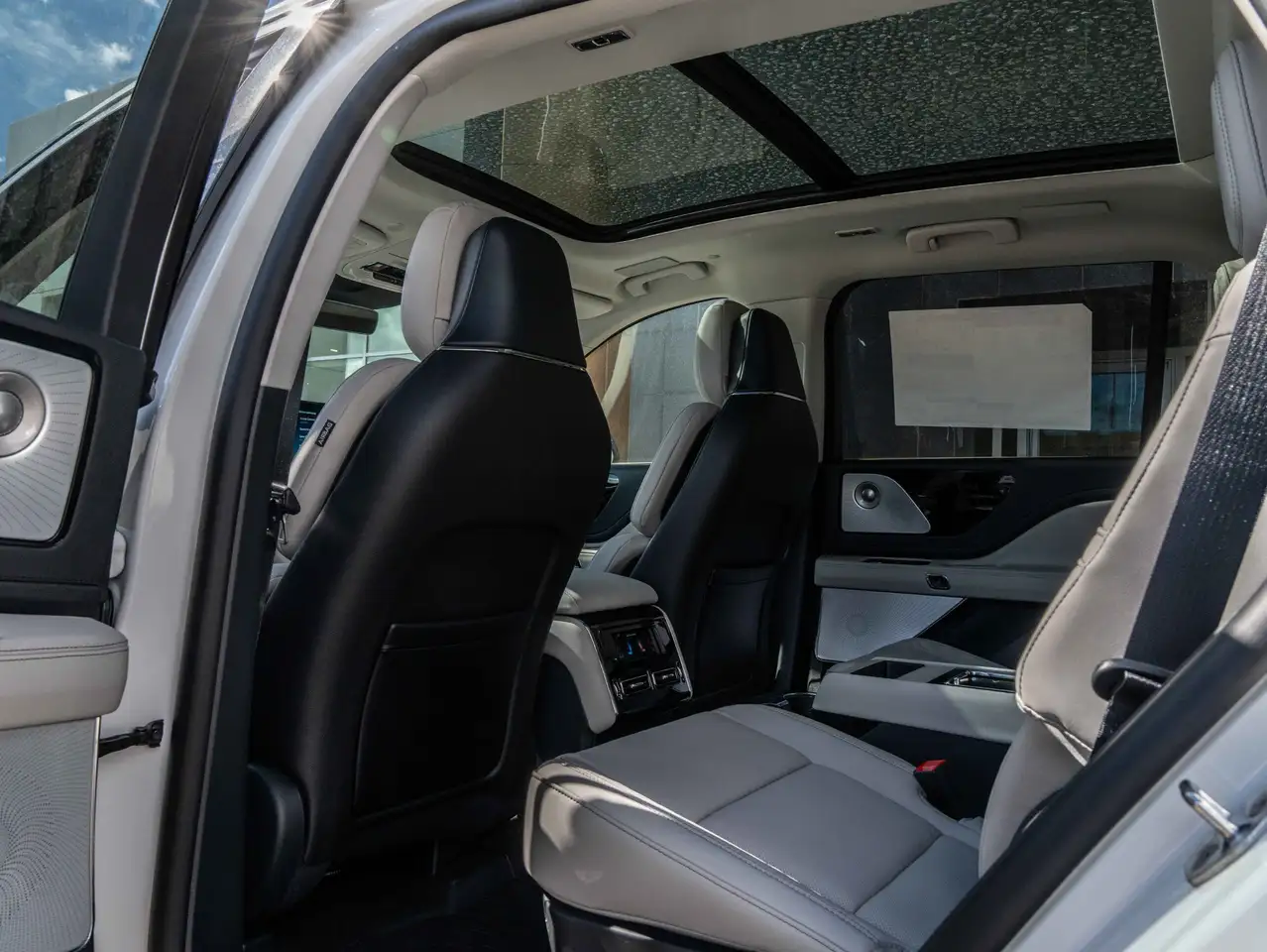 Lincoln Aviator снимка Lincoln Aviator
