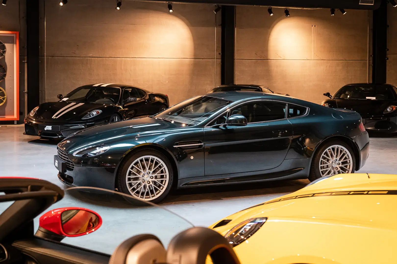 Aston Martin V8 Vantage 4.7L Coupe Sportshift Vert - 2