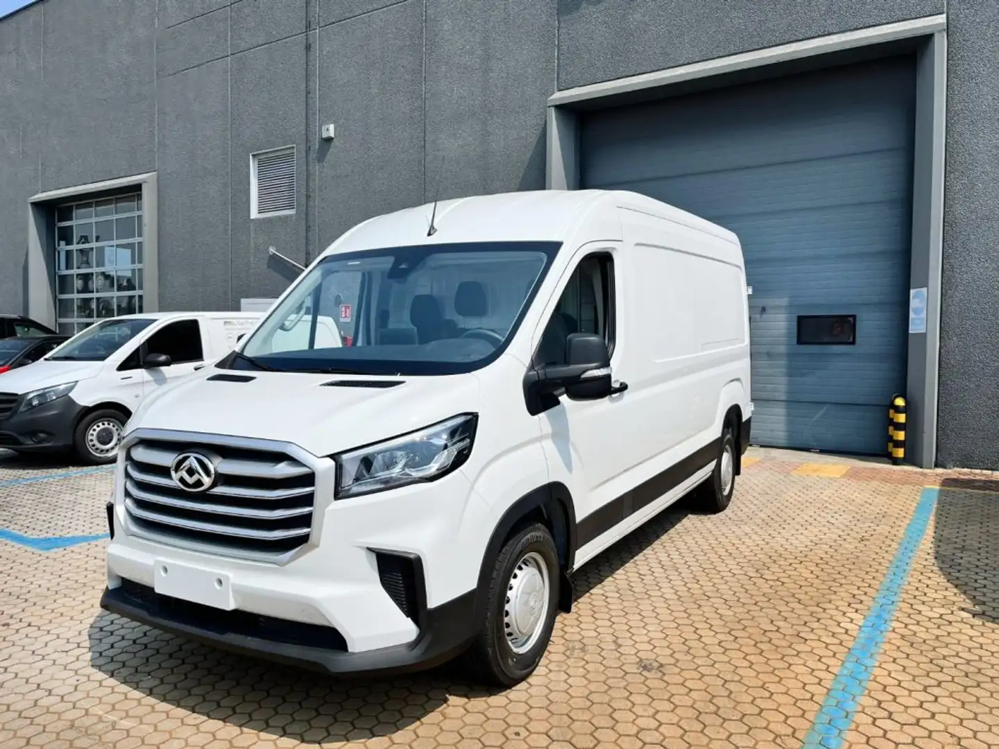 Maxus Deliver 9 L3H2 White - 1