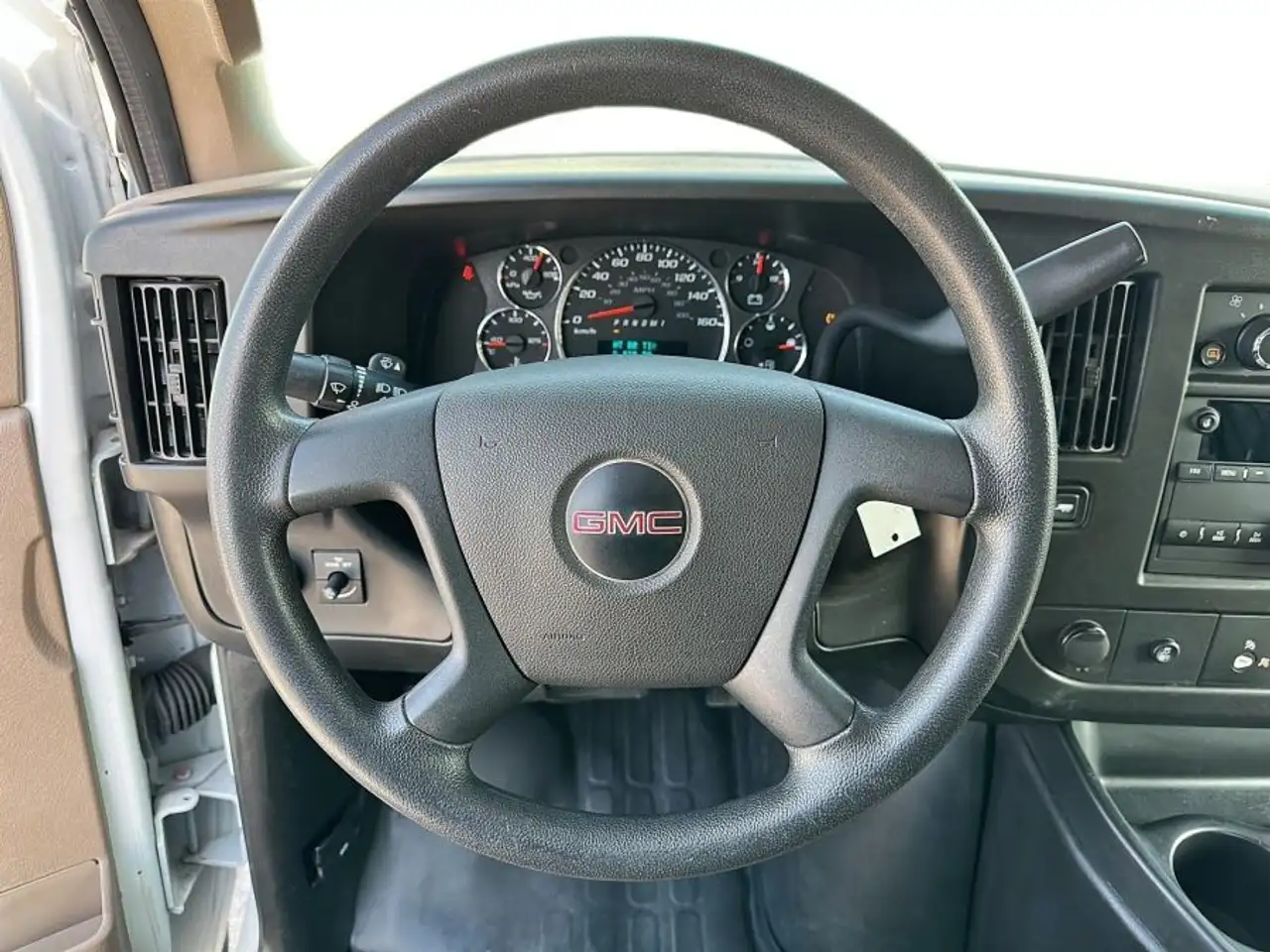 GMC Savana снимка GMC Savana