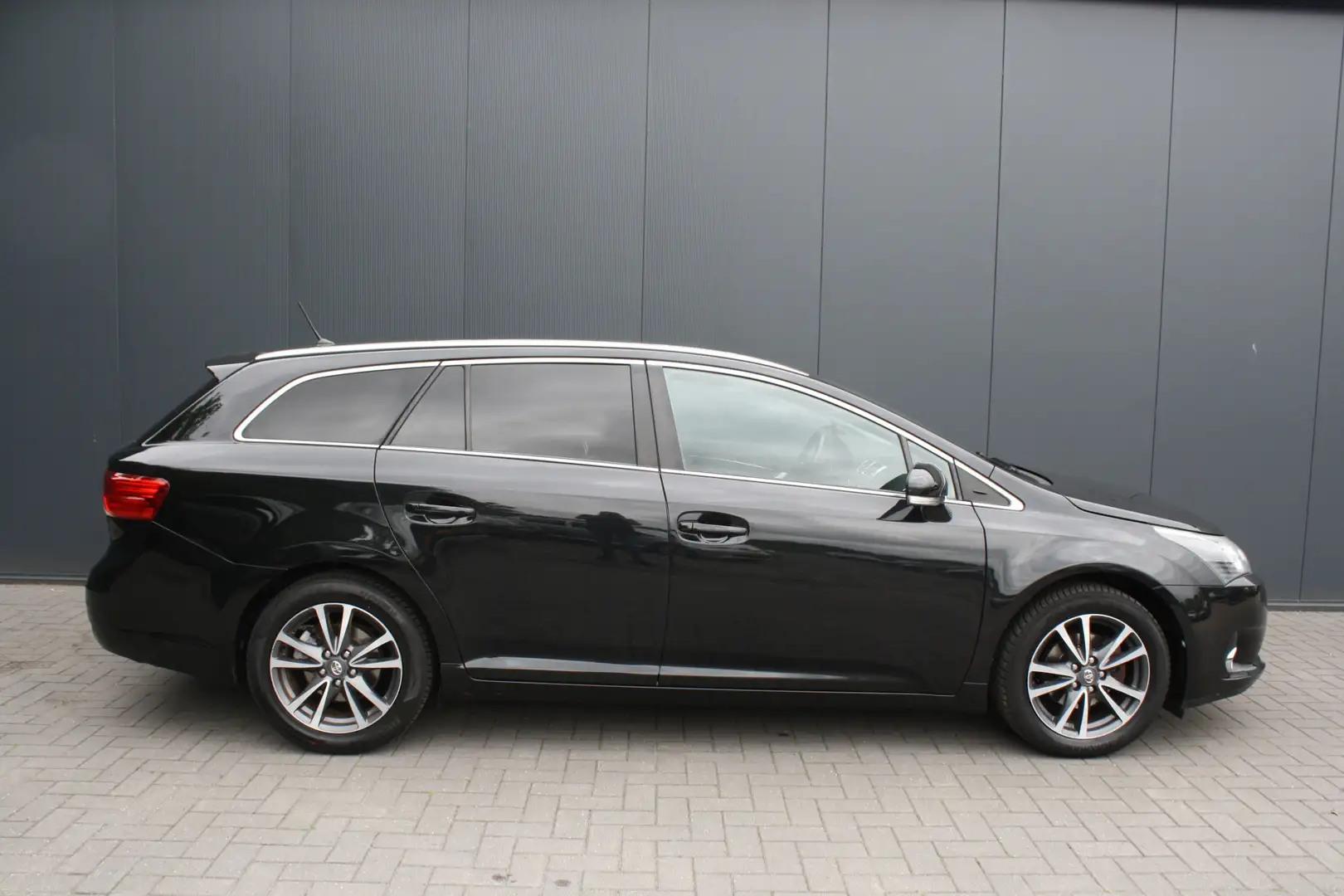 Toyota Avensis Wagon 1.8 VVTi Business AUTOMAAT - NAVIGATIE - CAM Fekete - 2