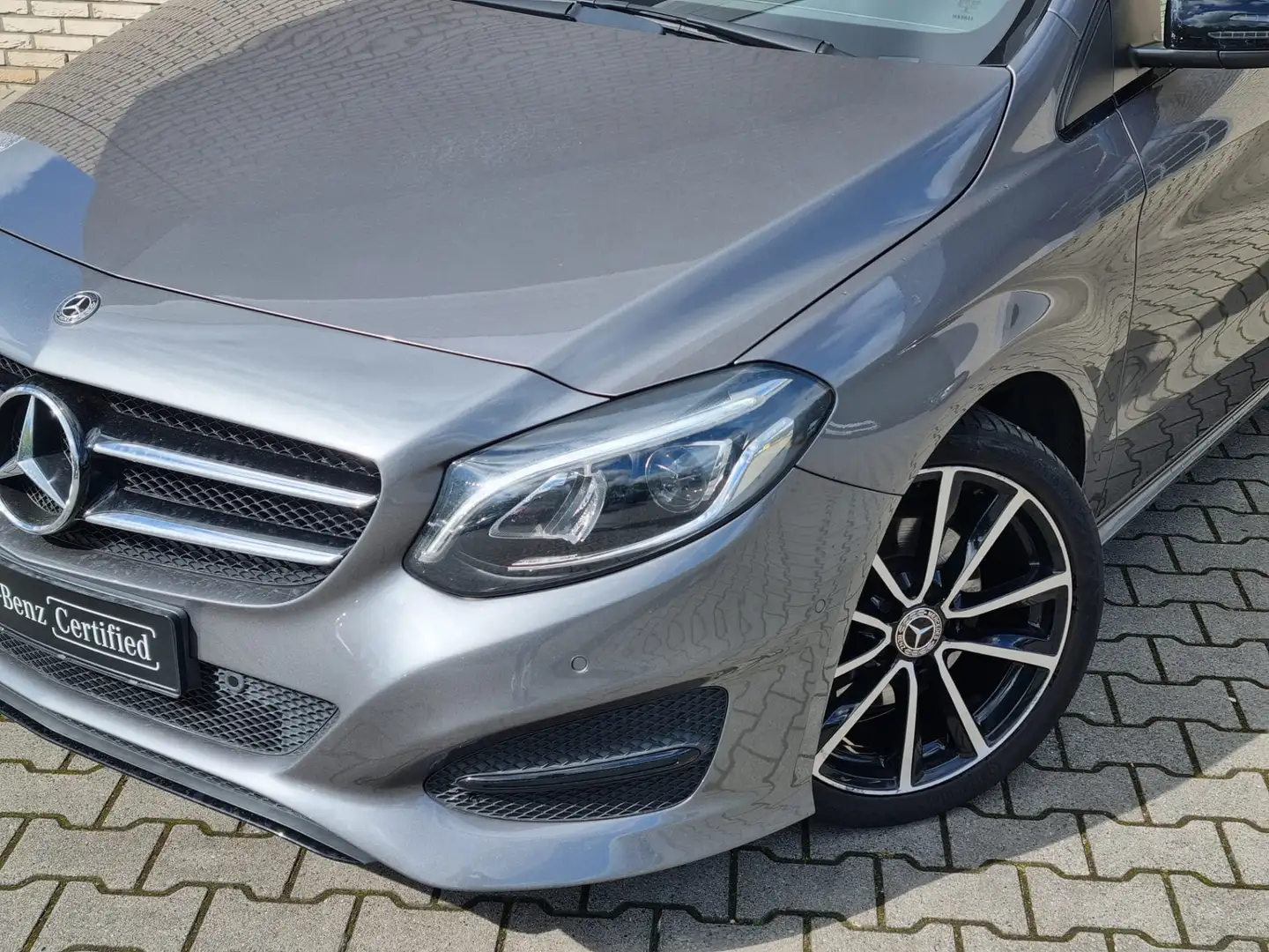 Mercedes-Benz B 180 B Ambition Urban Night Edition Automaat | Parkeerp Grau - 2