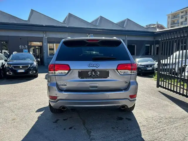 Jeep Grand Cherokee view 3