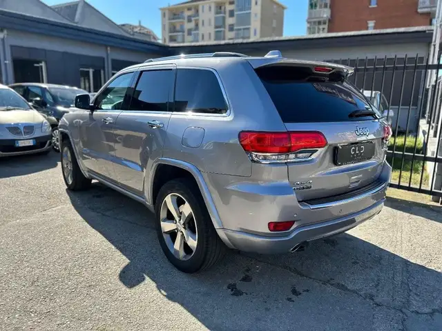 Jeep Grand Cherokee view 4