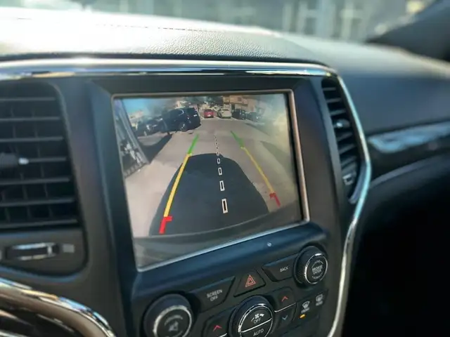 Jeep Grand Cherokee view 14