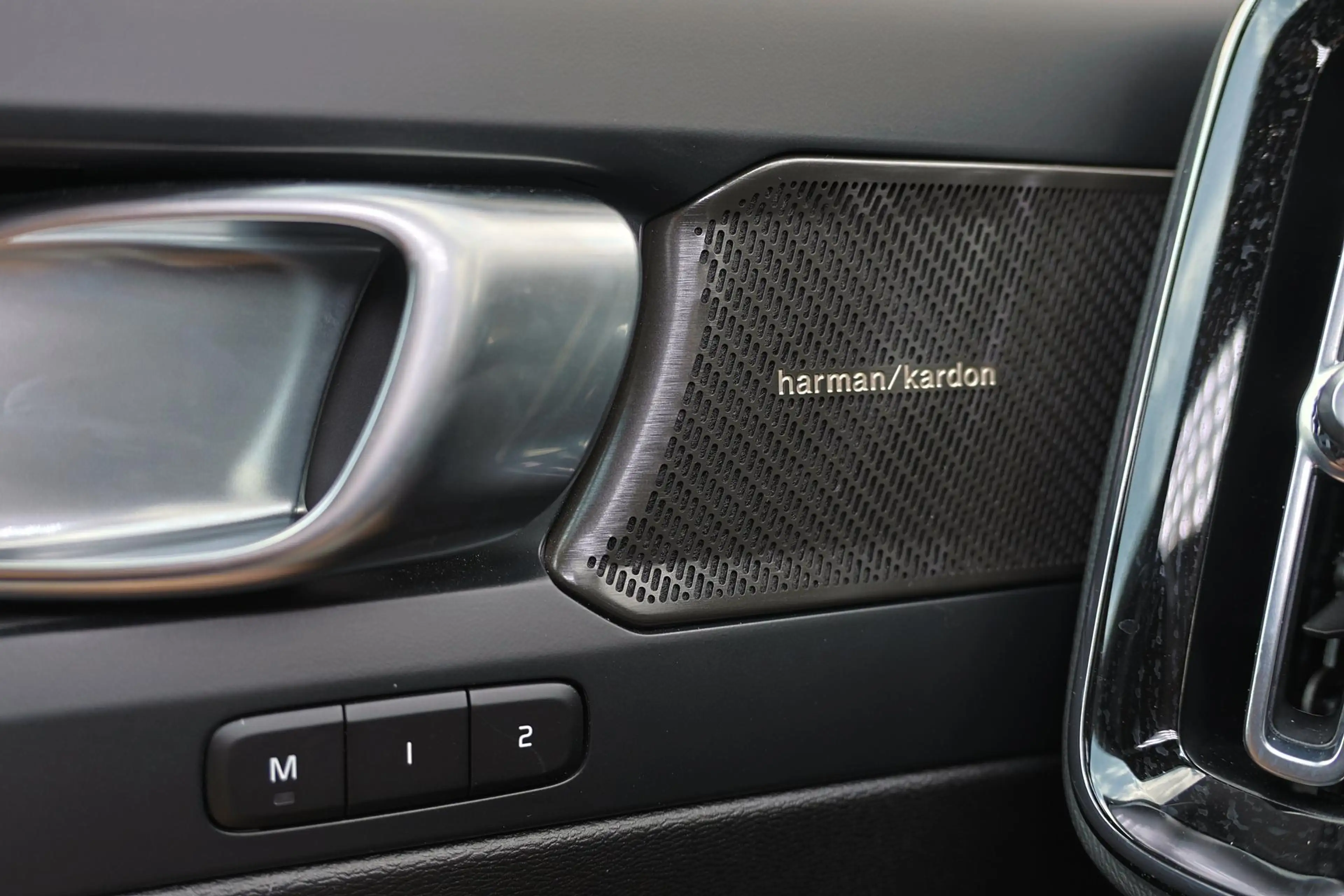 Volvo EX40 Twin Motor Performance Ultra Dark Edition 82 kWh - — photo 12