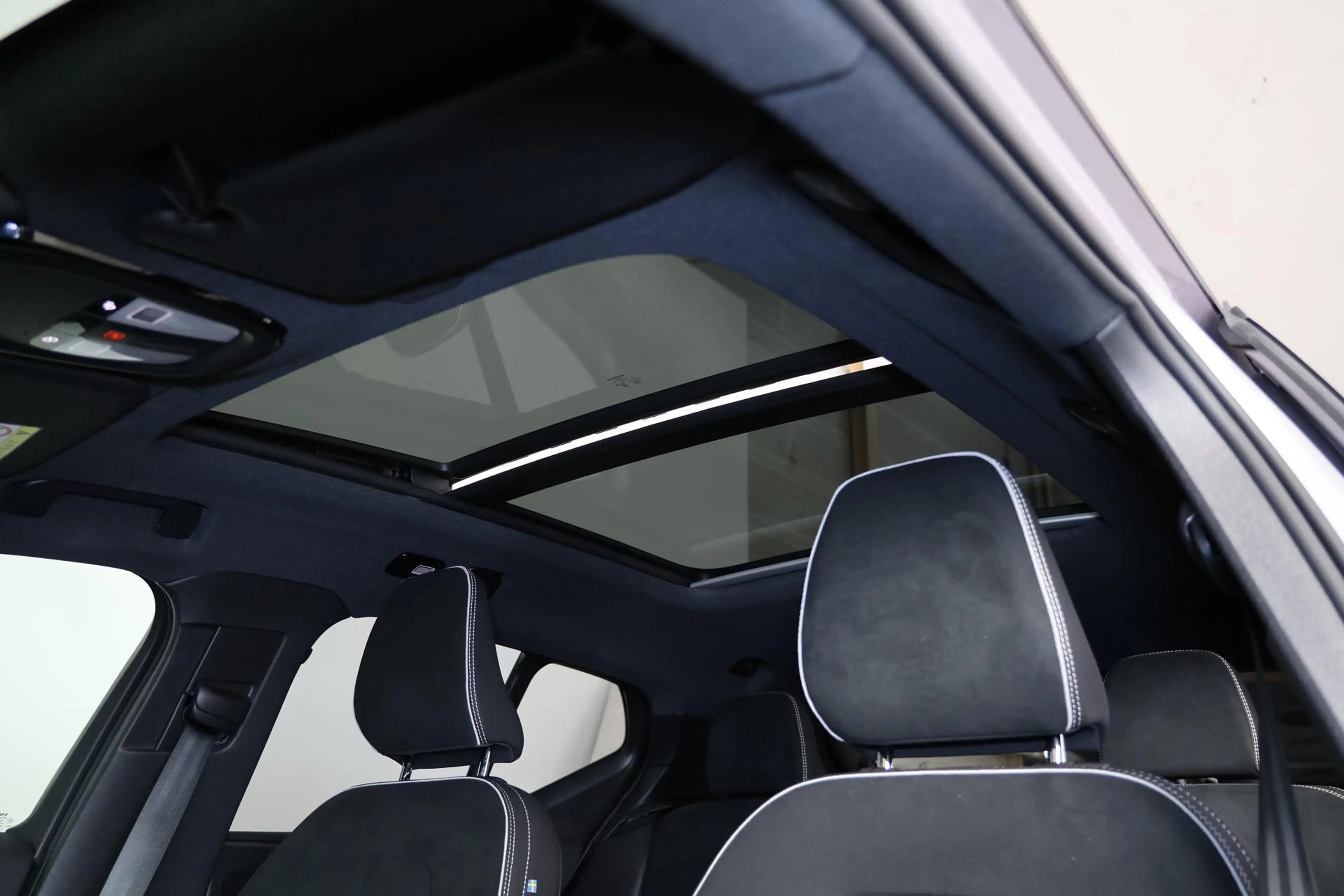 Volvo EX40 Twin Motor Performance Ultra Dark Edition 82 kWh - — photo 6