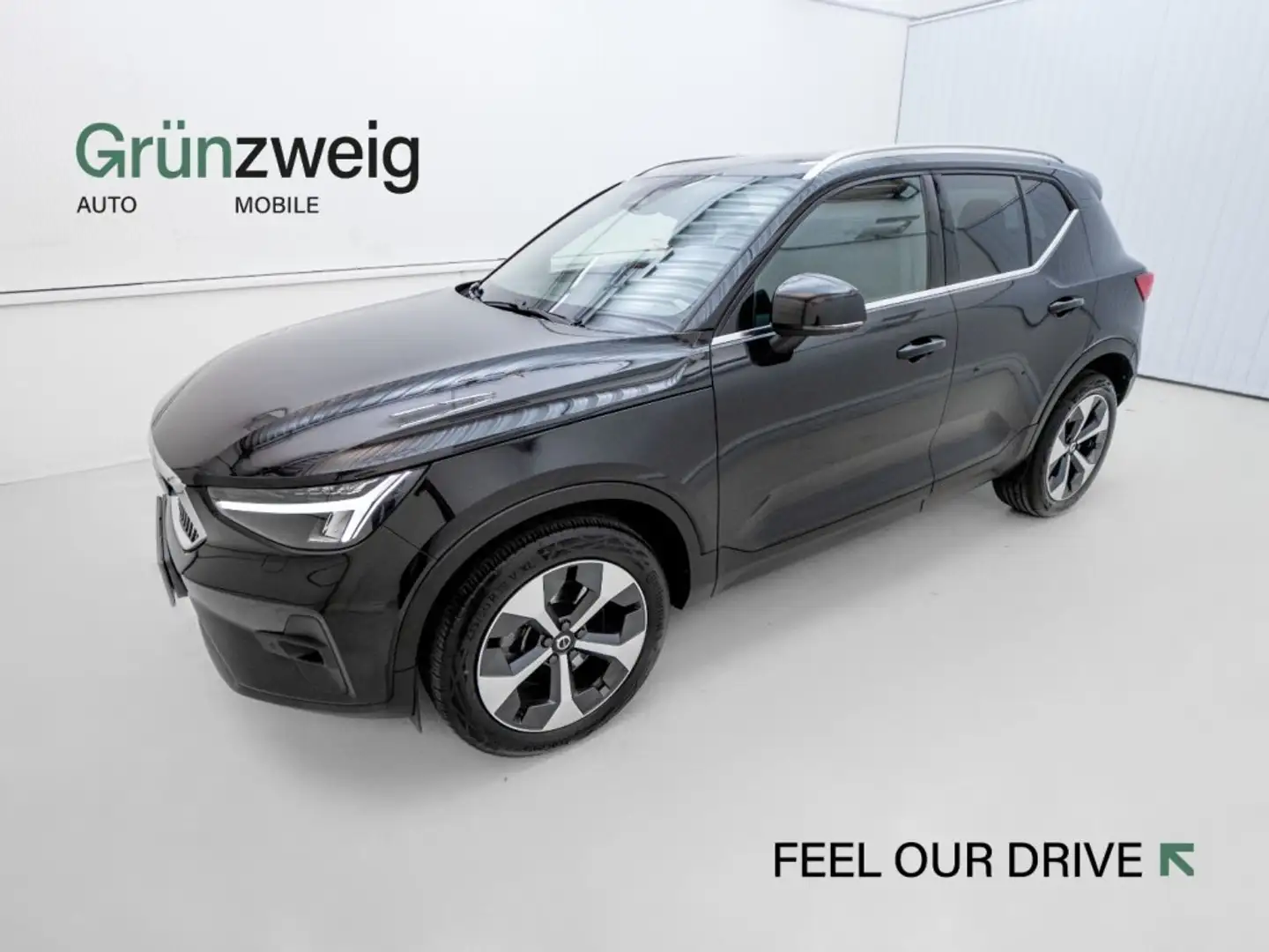 Volvo XC40 Plus, B3 Mild Hybrid, Benzin, Bright Schwarz - 1