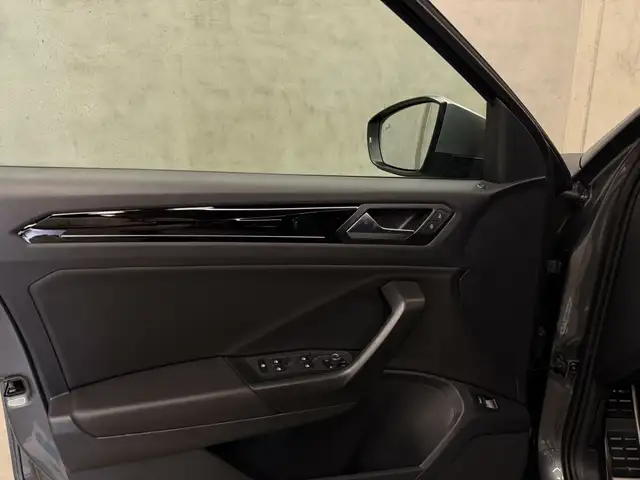 Volkswagen T-Roc view 12