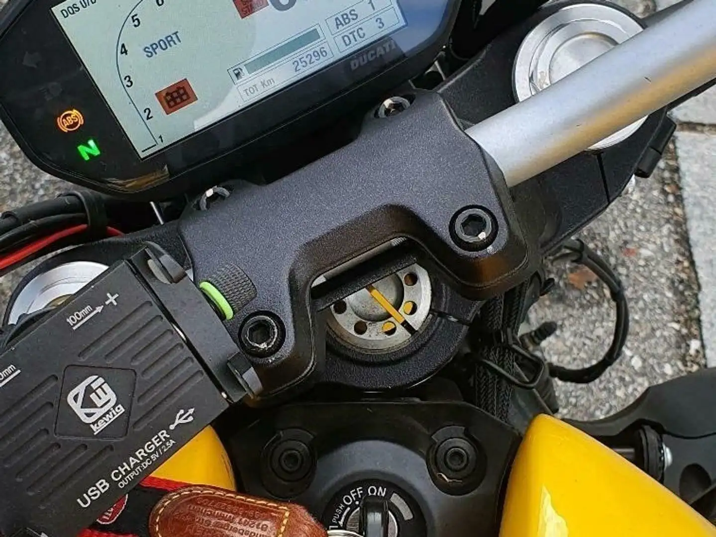 Ducati Monster 821 Żółty - 1