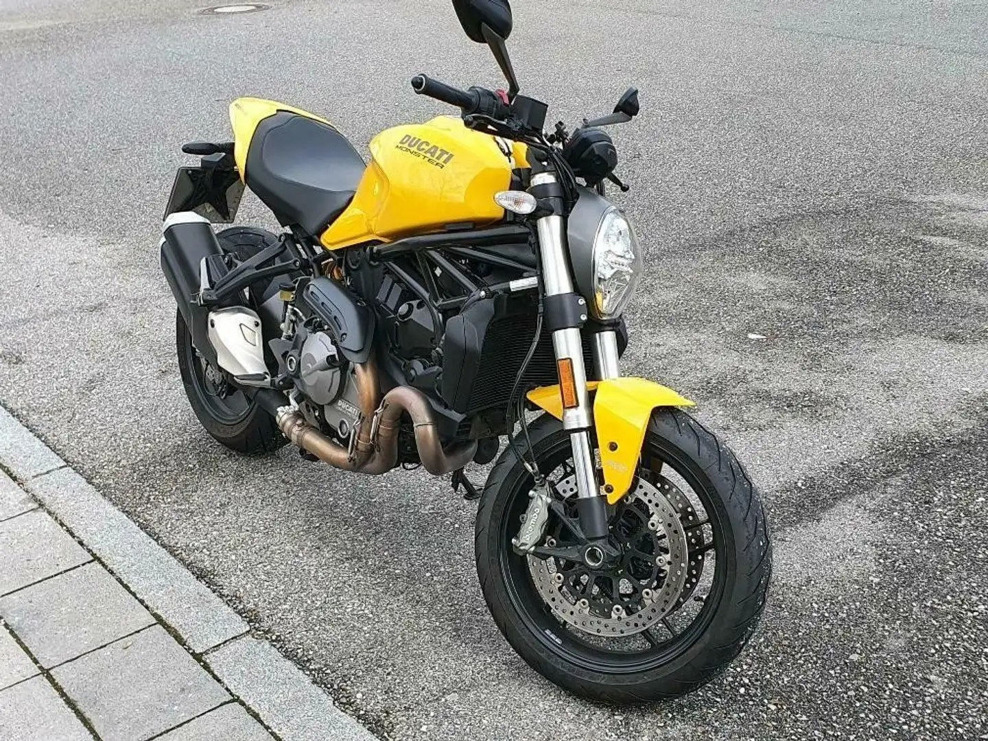 Ducati Monster 821 Sárga - 2