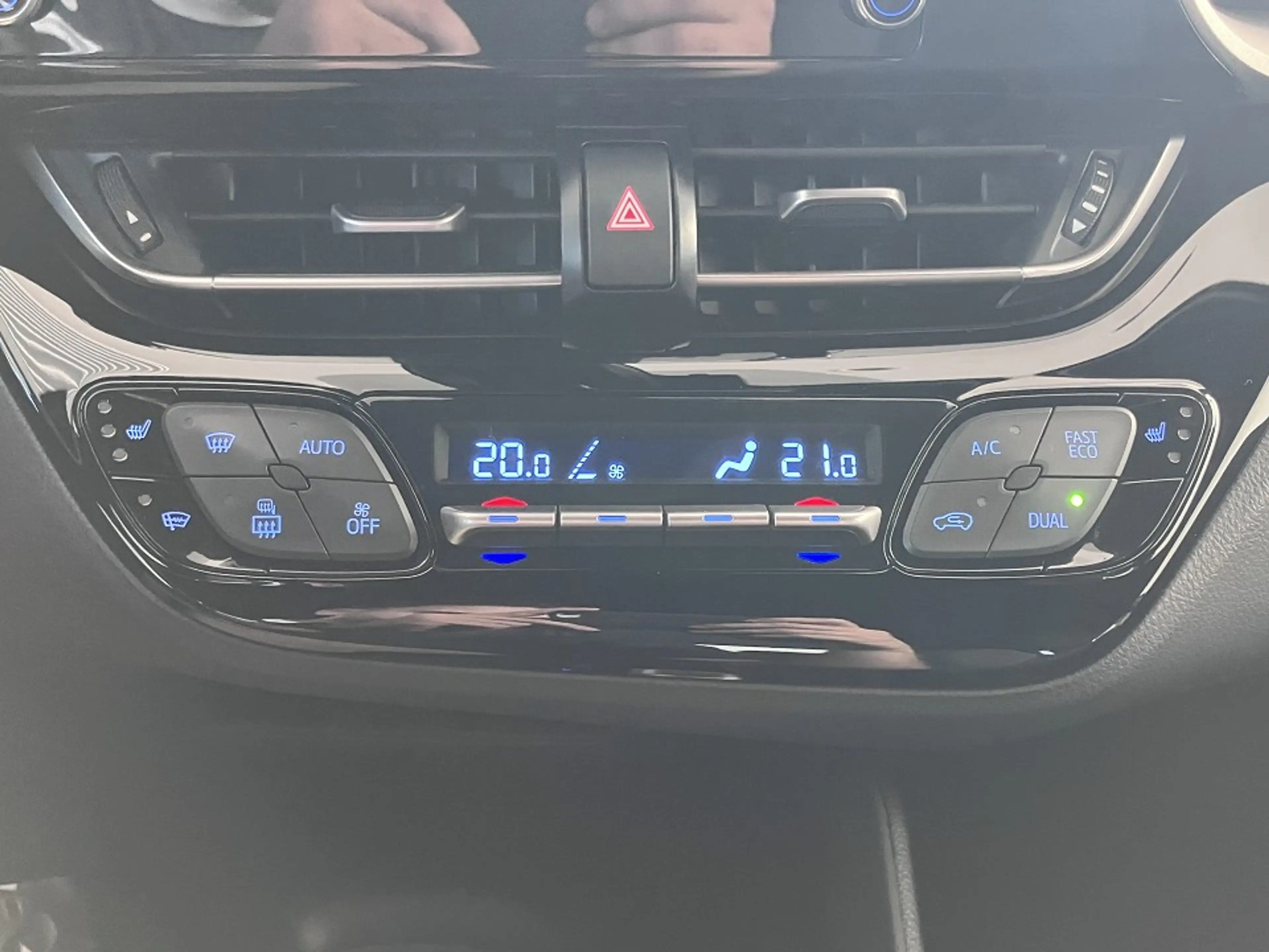 Toyota C-HR 1.8 Hybrid Flow - LED/ Kamera/ Sitzh. — photo 11