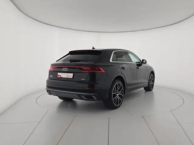 Audi Q8 view 5