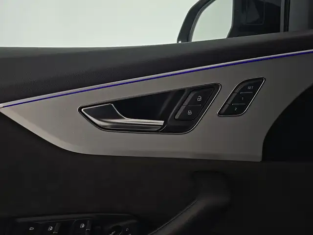 Audi Q8 view 13