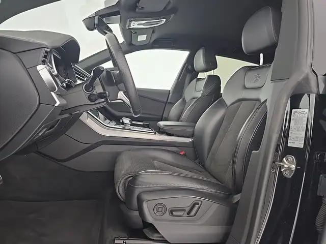 Audi Q8 view 9