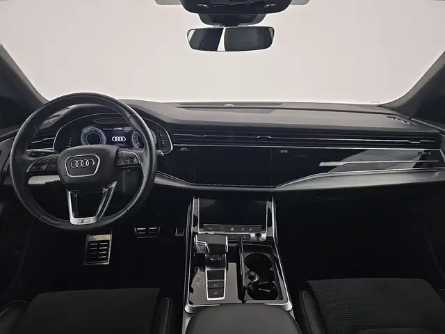 Audi Q8 view 11