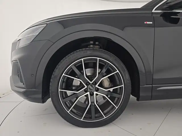 Audi Q8 view 8