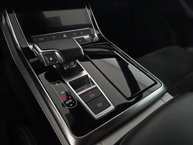 Audi Q8 view 12