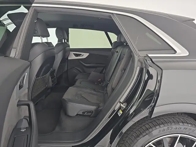 Audi Q8 view 10