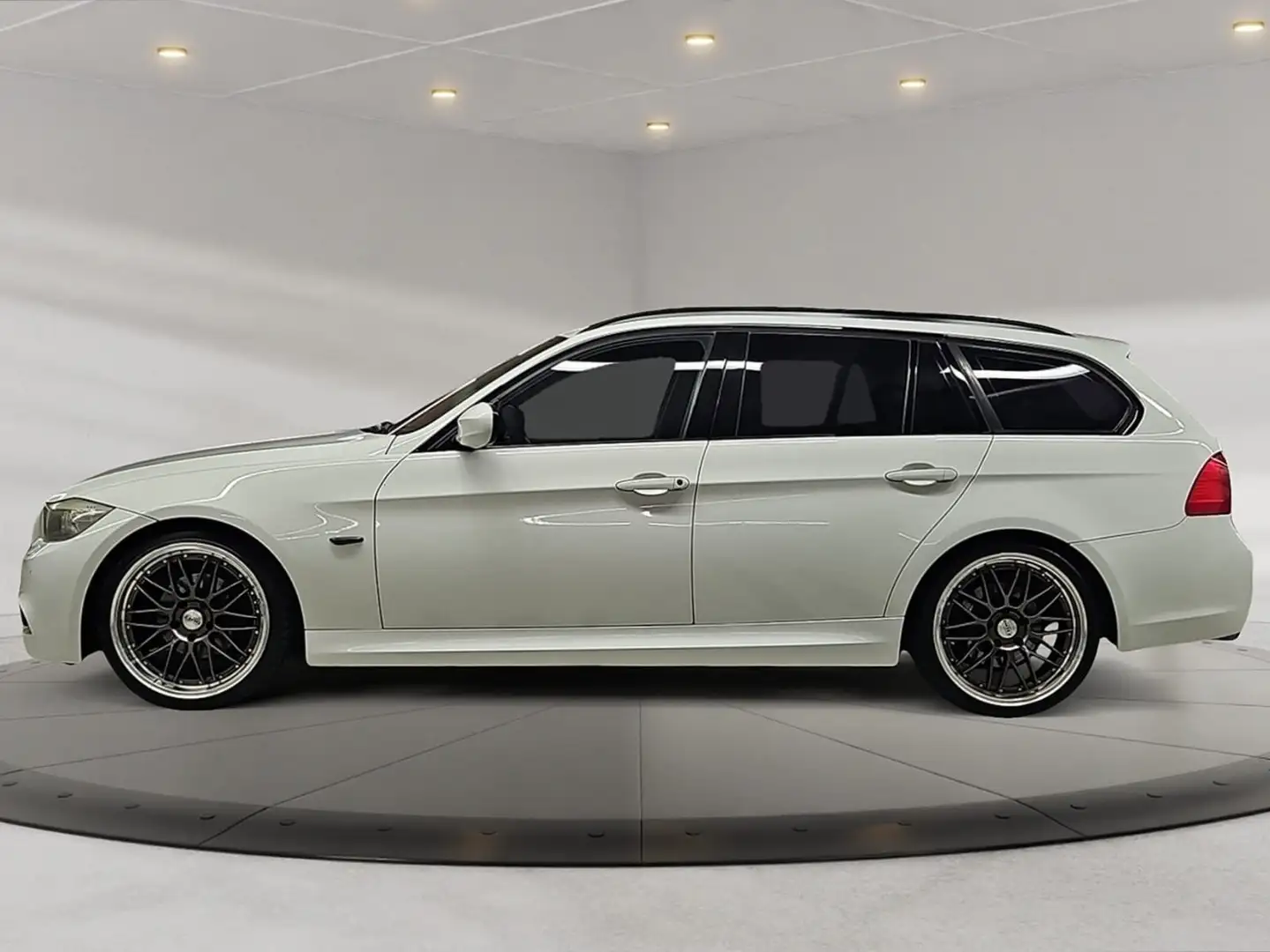 BMW 318 i * M-PAKET * SHADOW-LINE * PANO * BI-XENON * PDC Weiß - 2