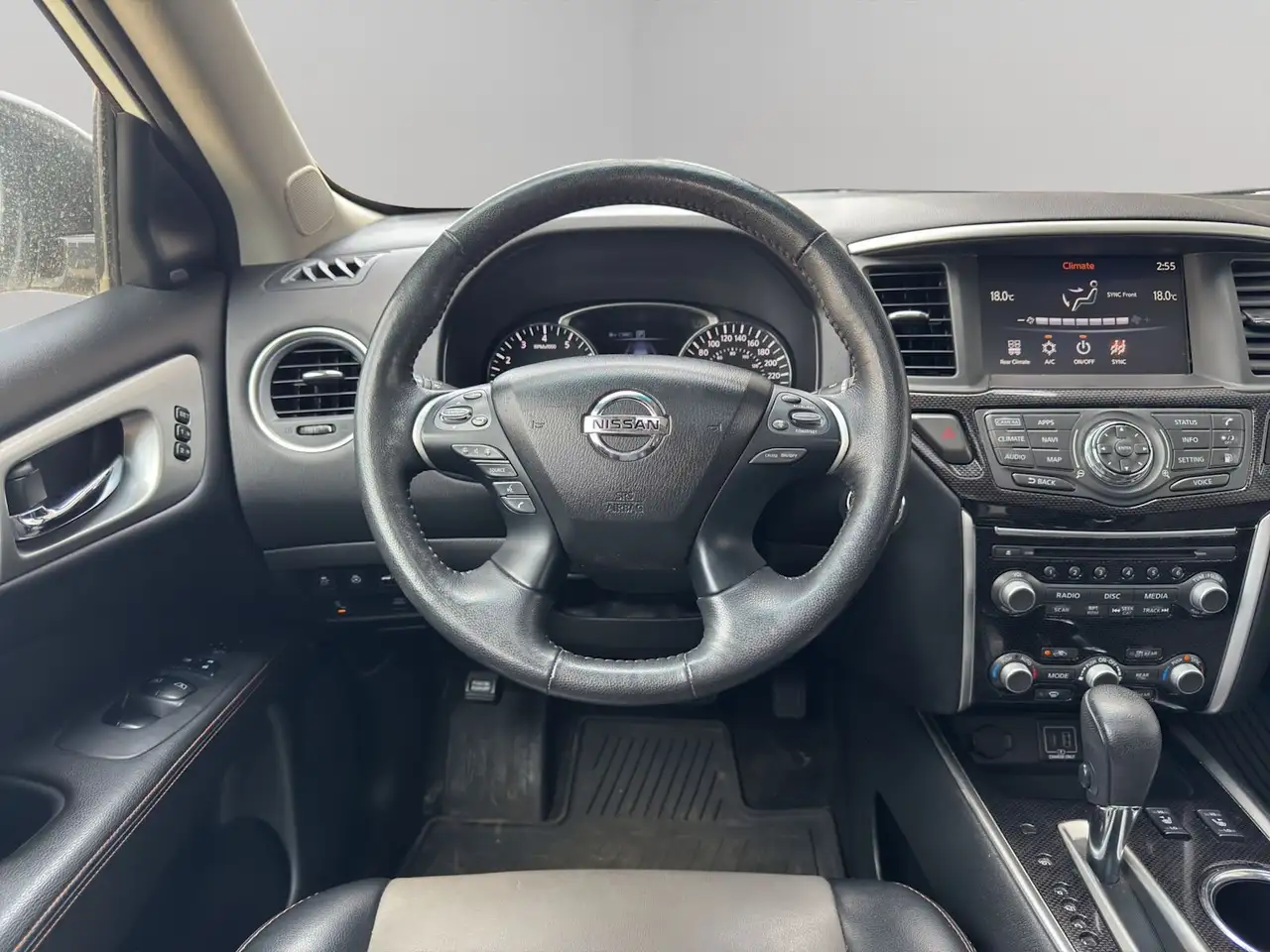 Nissan Pathfinder снимка Nissan Pathfinder