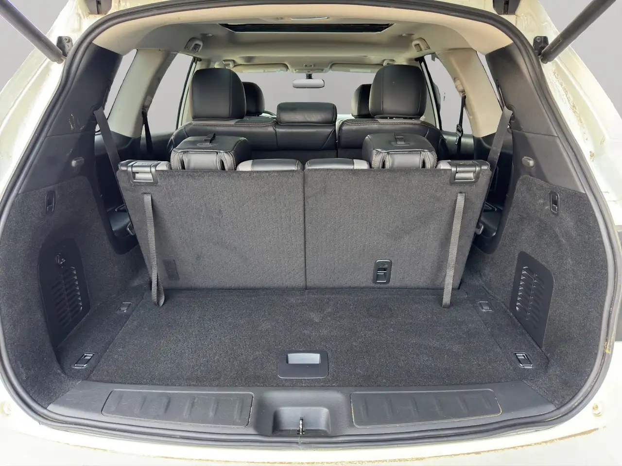 Nissan Pathfinder снимка Nissan Pathfinder