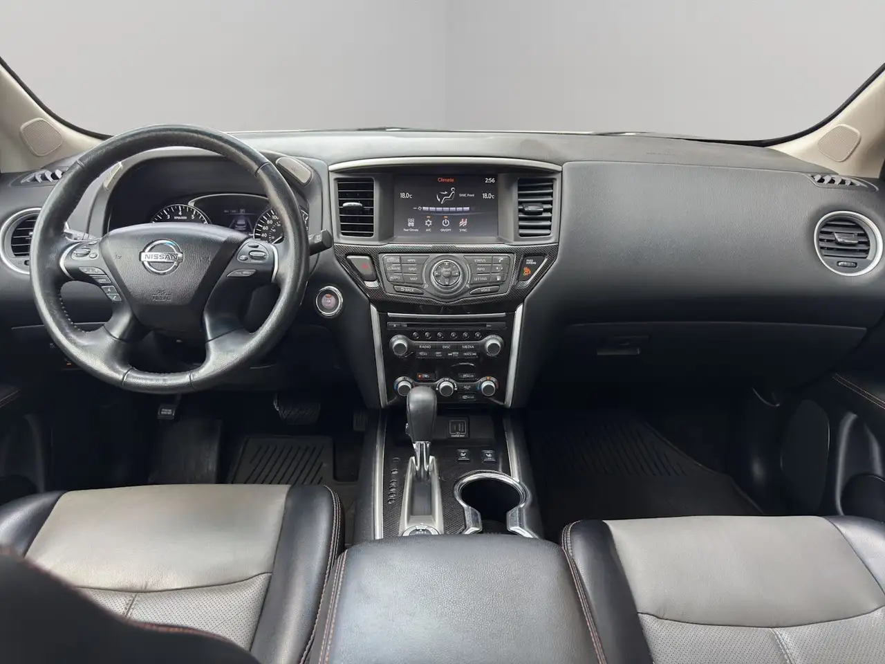 Nissan Pathfinder снимка Nissan Pathfinder