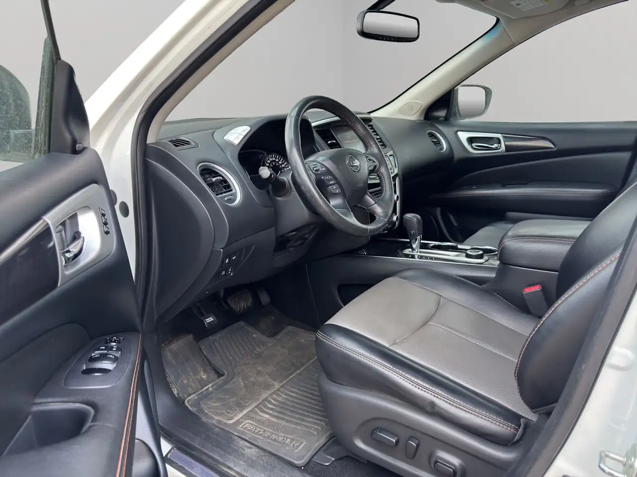 Nissan Pathfinder снимка Nissan Pathfinder