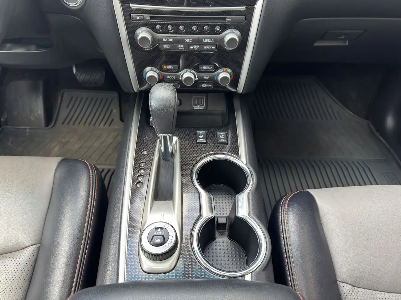 Nissan Pathfinder снимка Nissan Pathfinder