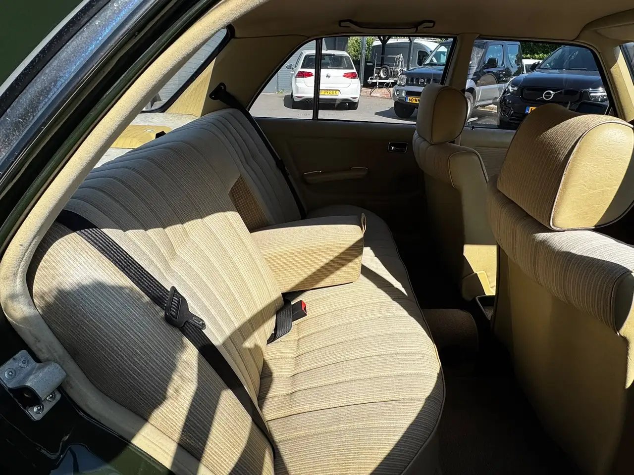 Mercedes-Benz 200 W123 Sedan, foto 3
