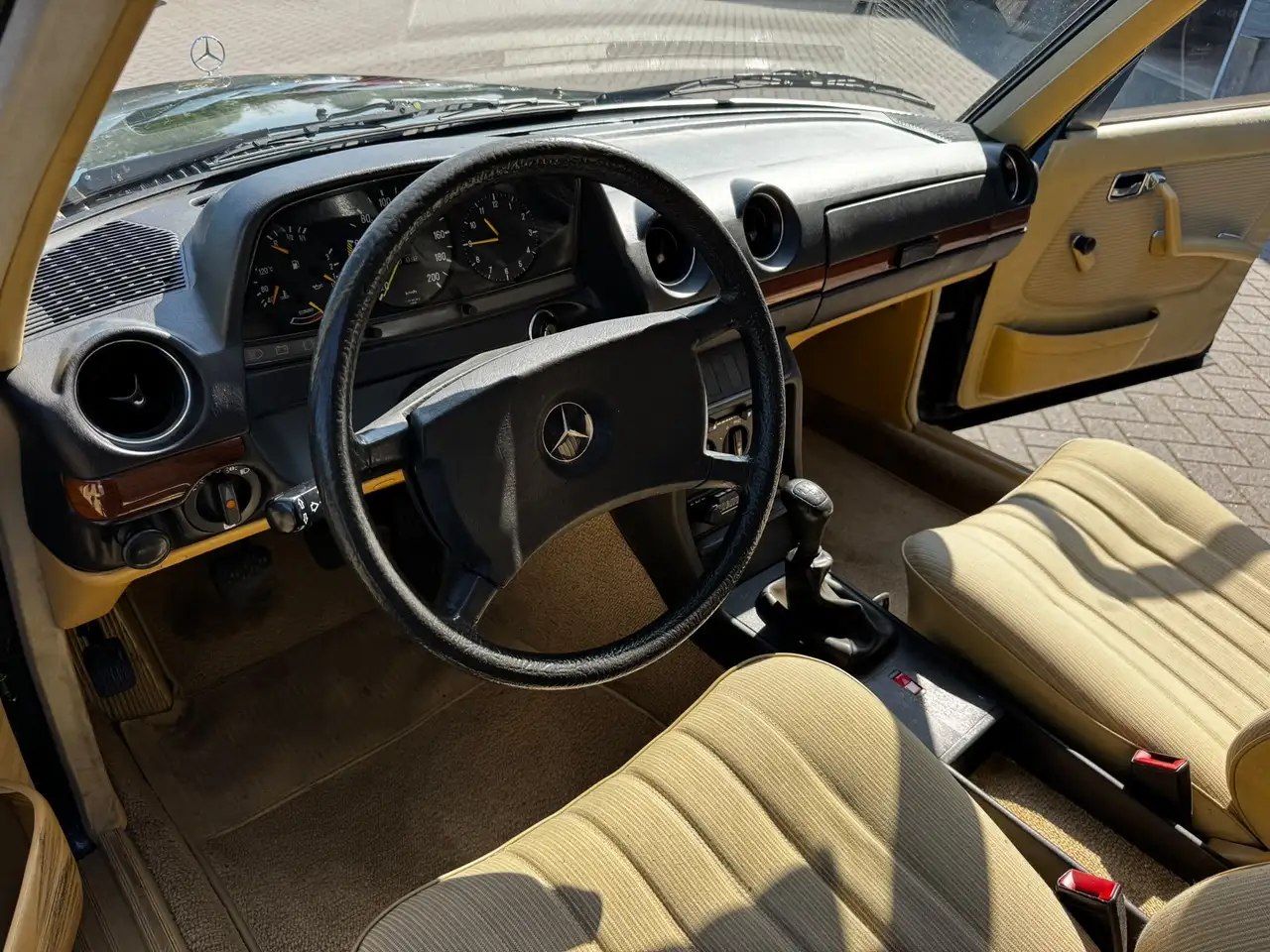 Mercedes-Benz 200 W123 Sedan, foto 11