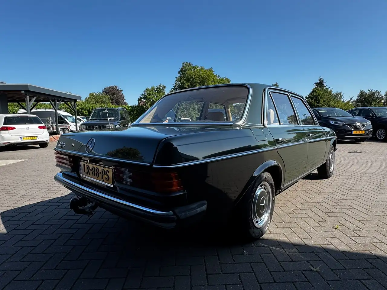 Mercedes-Benz 200 W123 Sedan, foto 12