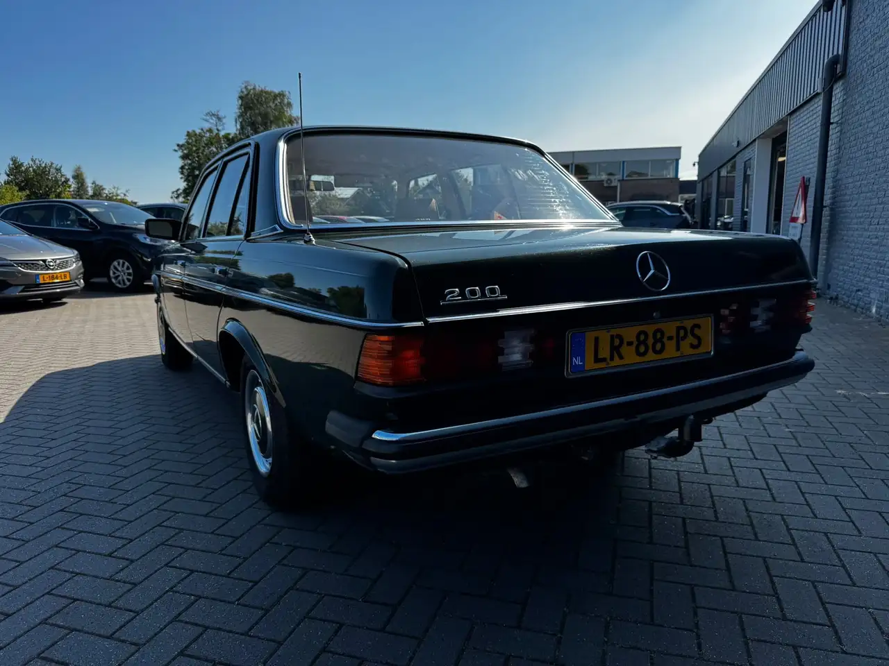 Mercedes-Benz 200 W123 Sedan, foto 8