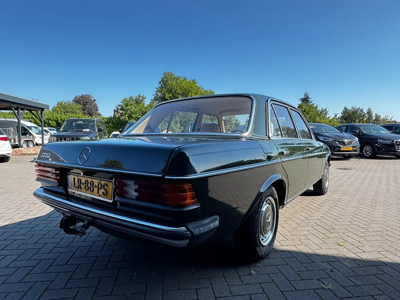 Mercedes-Benz 200 W123 Sedan, foto 2