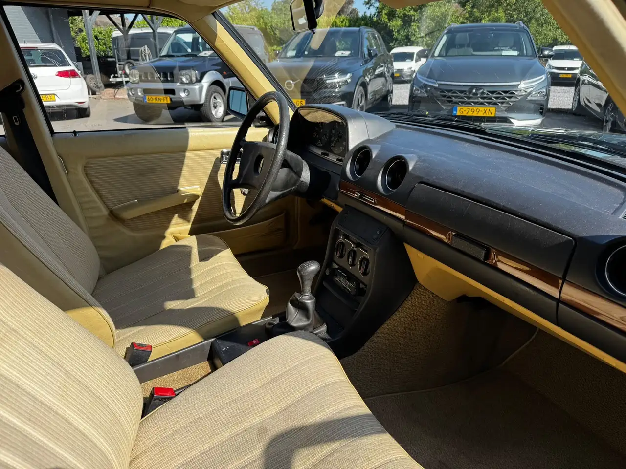 Mercedes-Benz 200 W123 Sedan, foto 10
