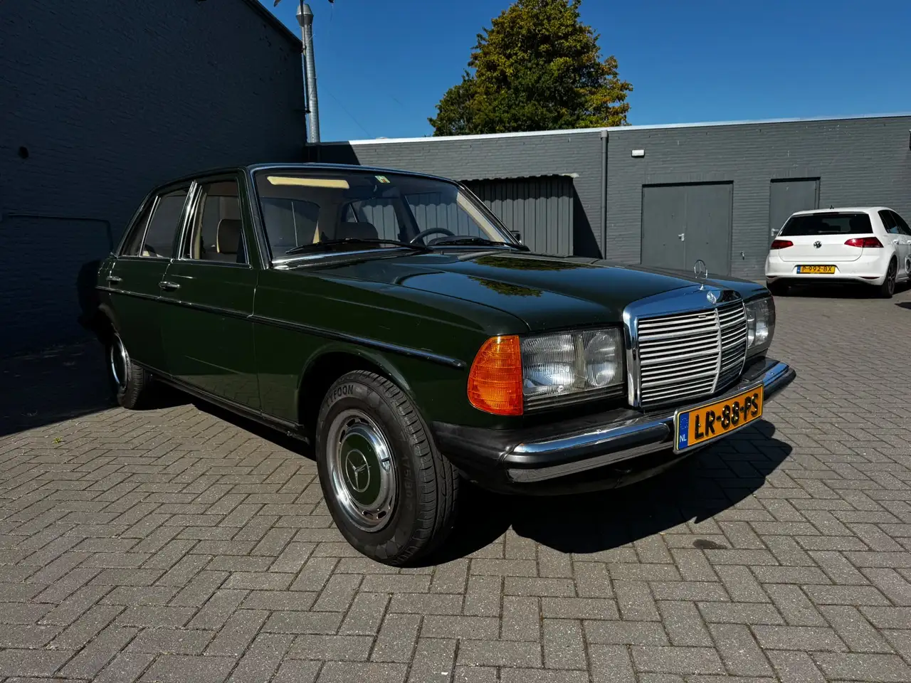 Mercedes-Benz 200 W123 Sedan, foto 7