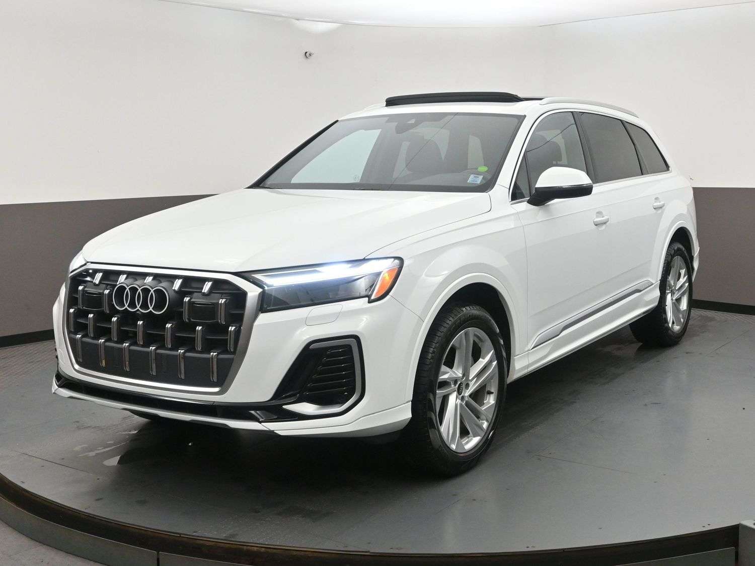 2026 Audi Q7 45 TFSI QUATTRO PANORAMIC ROOF, 7 PASSENGER, NAVIG alt 4