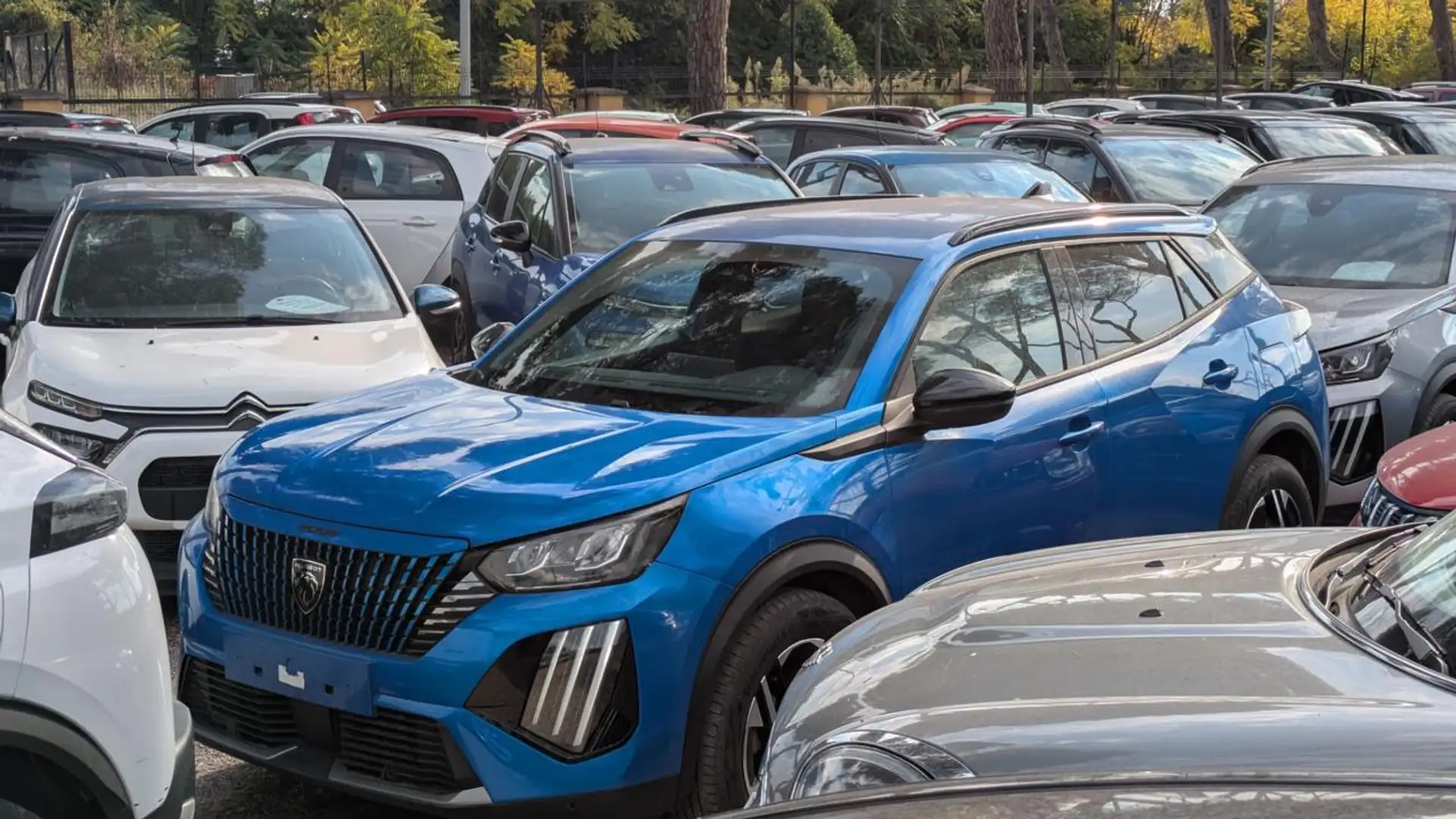 Peugeot 2008 ALLURE 1.2cc 100cv LANE ASSIST NAVI TELECAM Blu/Azzurro - 2