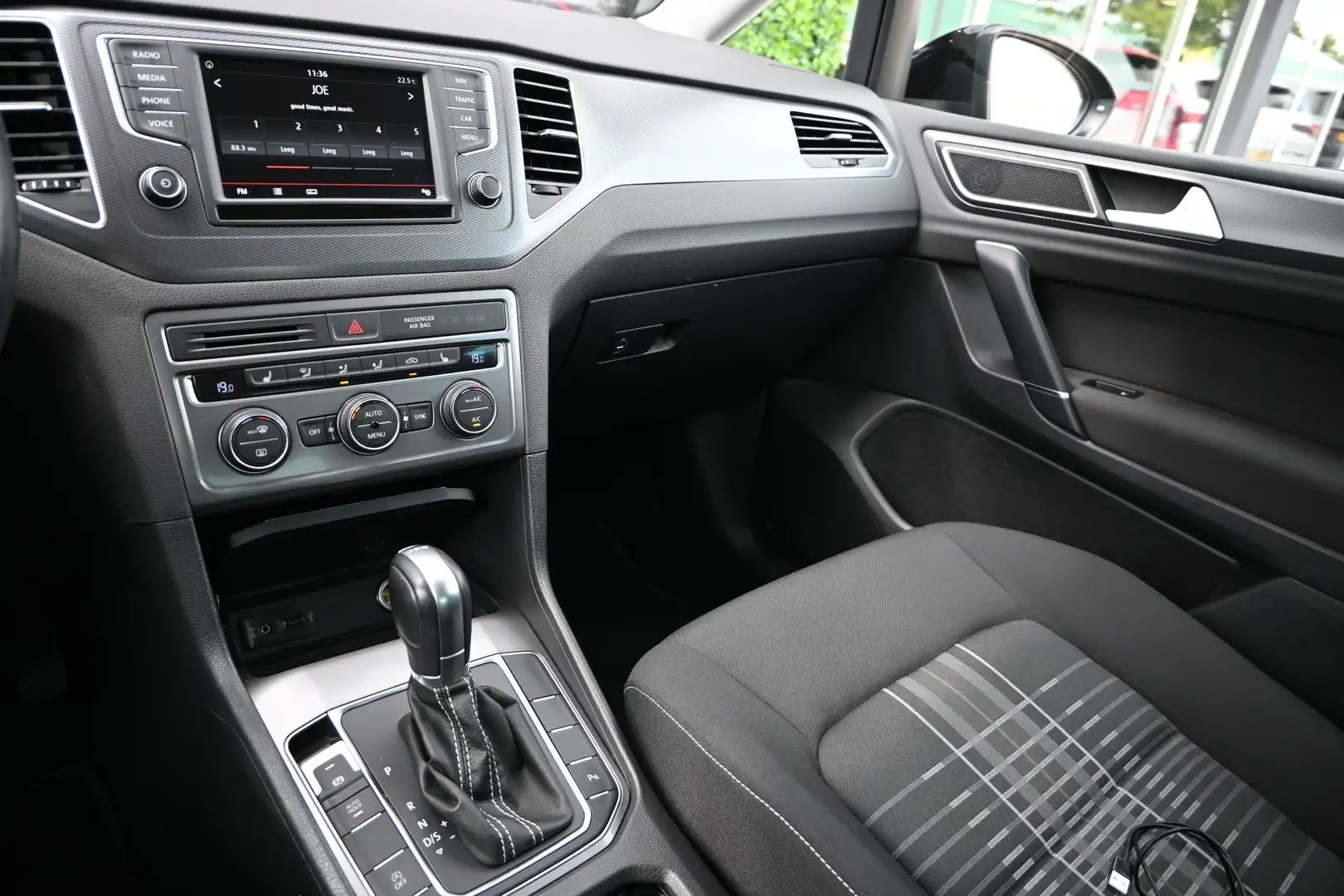 Volkswagen Golf Sportsvan 1.4 TSI Highline Business R DSG | Navi | Cruise | Zwart - 2