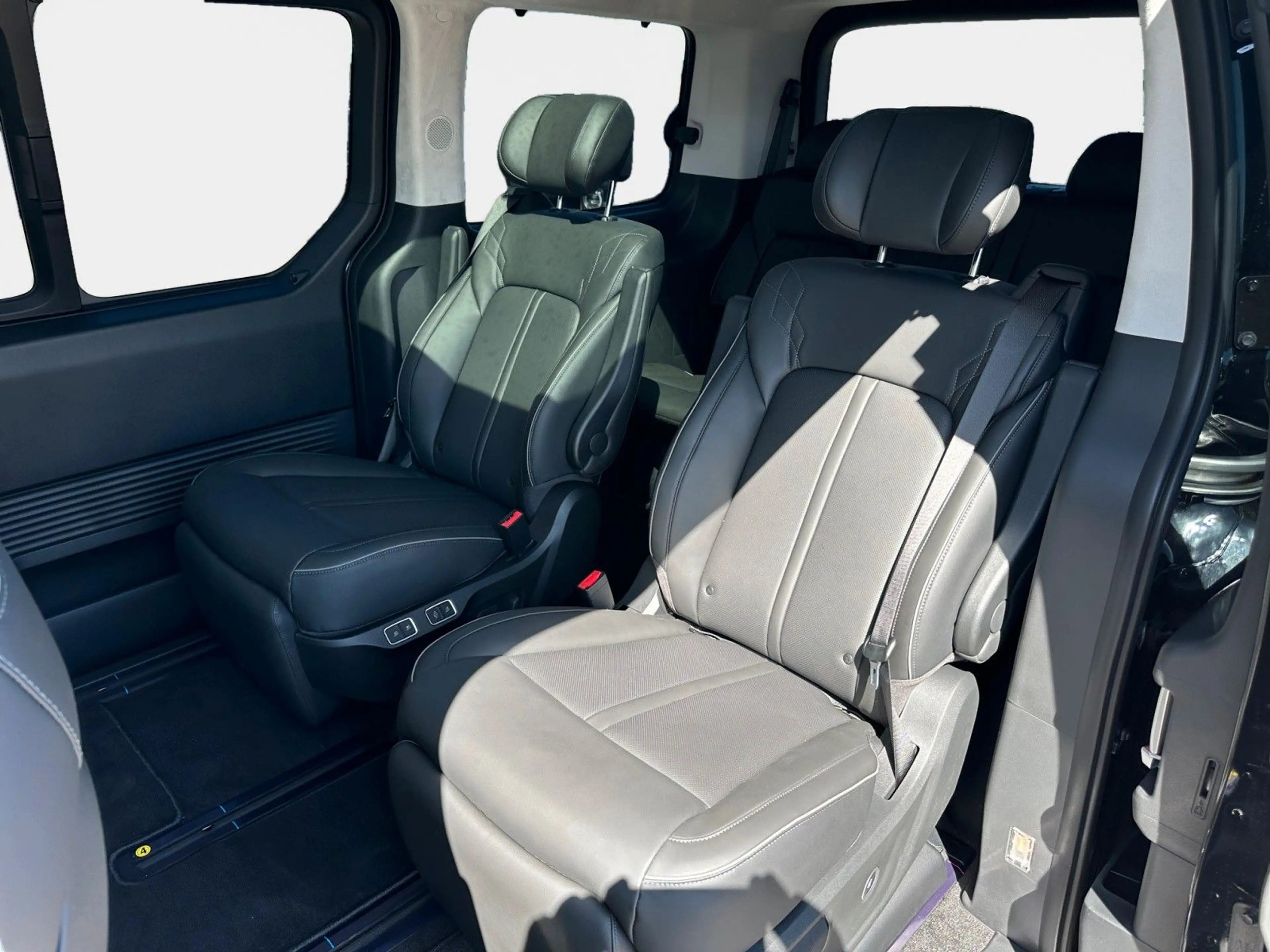 Hyundai STARIA Signature Hybrid 2WD Panoramadach — photo 13
