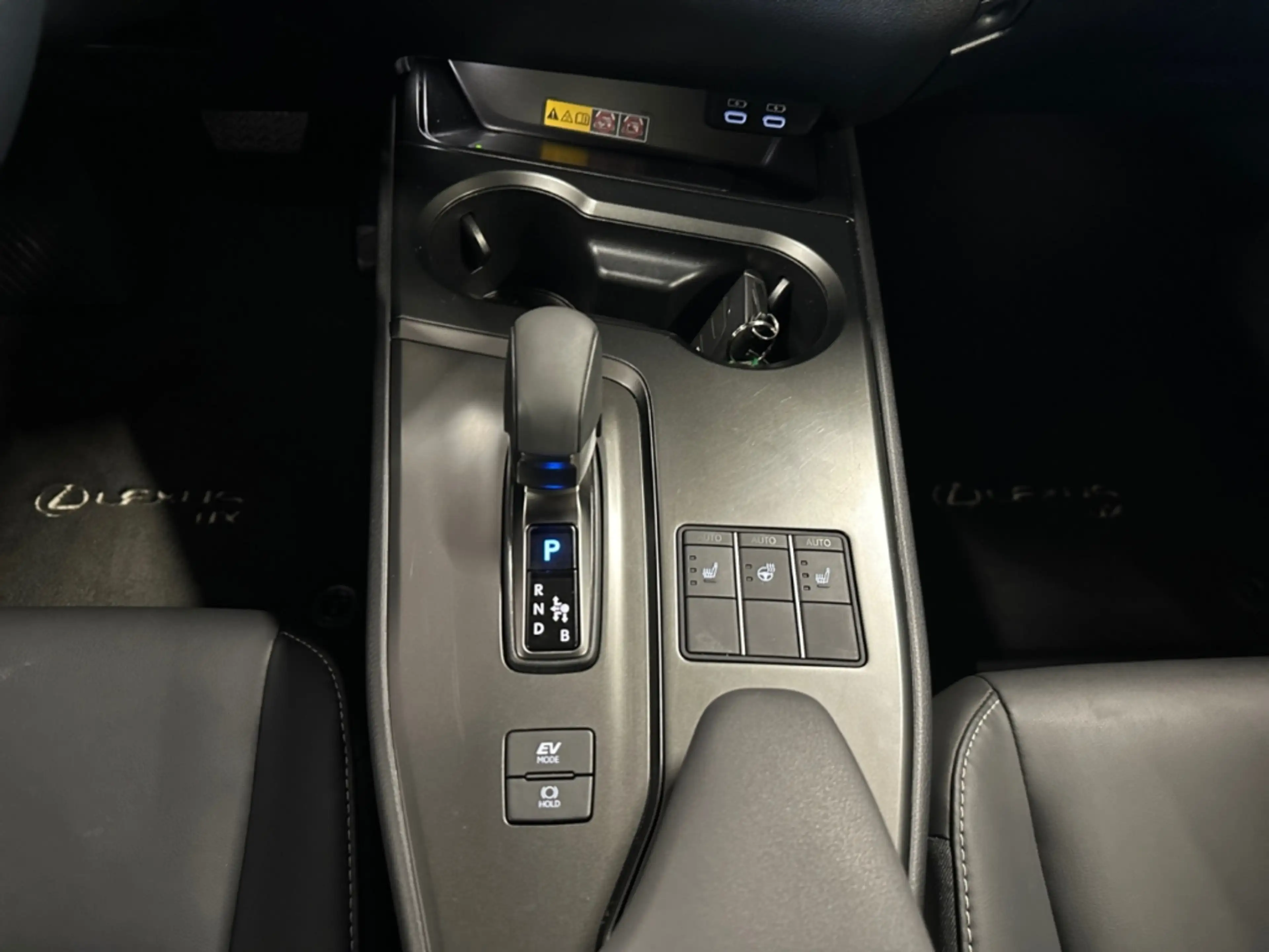 Lexus UX 300h F SPORT Design *LED*CAM*SHZ*CarPlay*PDC* — photo 13