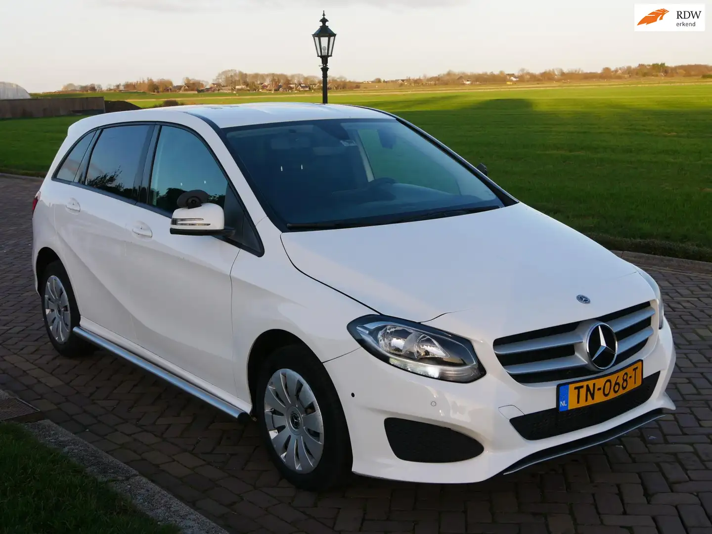Mercedes-Benz B 220 d Ambition AUT AC **EX-POLITIE** **MARGE** Wit - 1