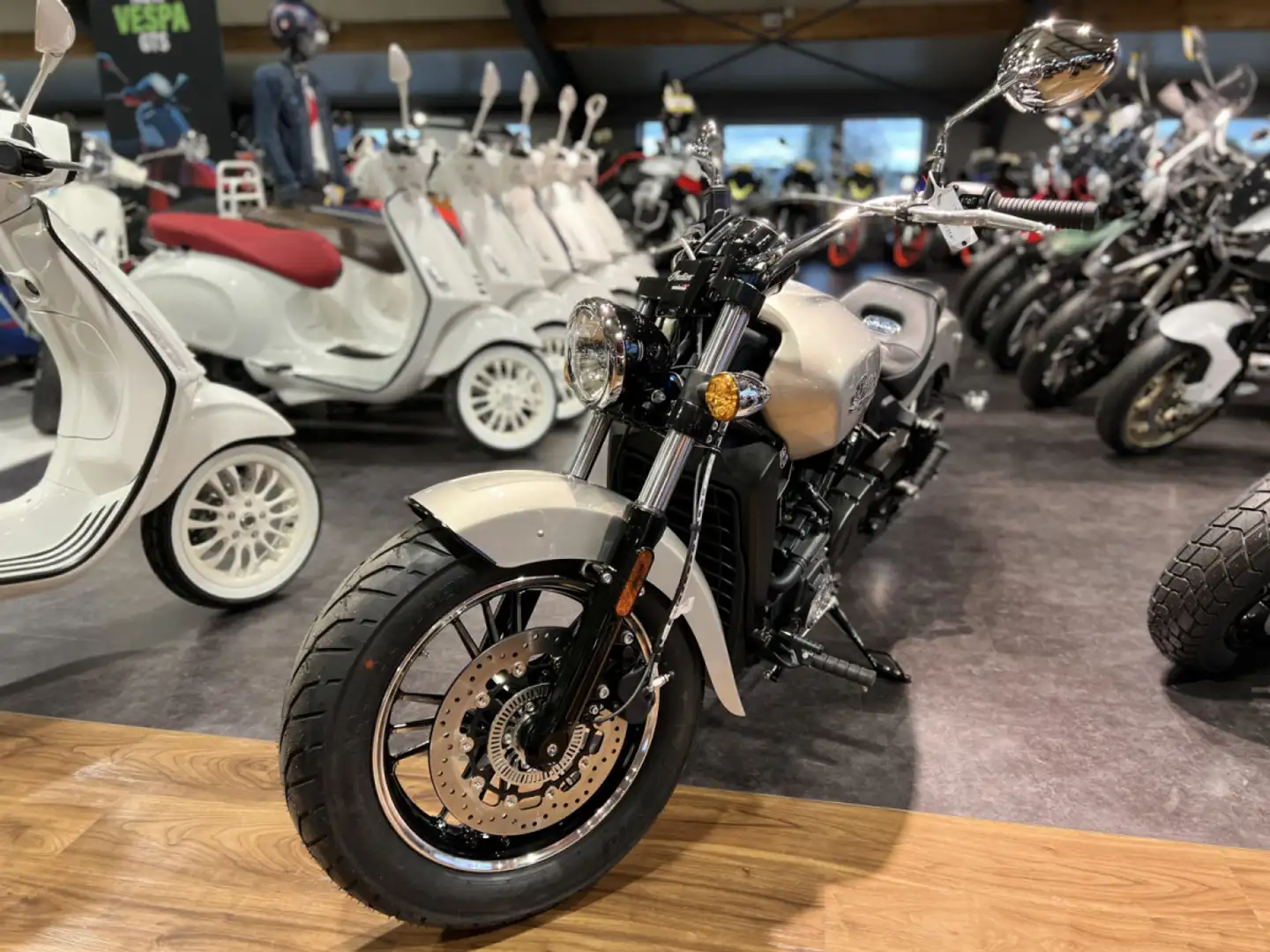 Indian Scout 1200cc Silver Quartz Metallic Grijs - 2