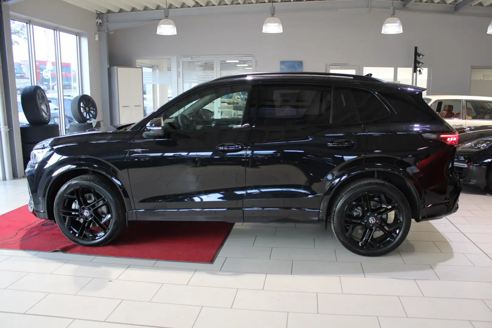 Volkswagen Tiguan 2.0 TDI 4Motion R-Line Bestellfahrzeug*NP 73Tsd Zwart - 2