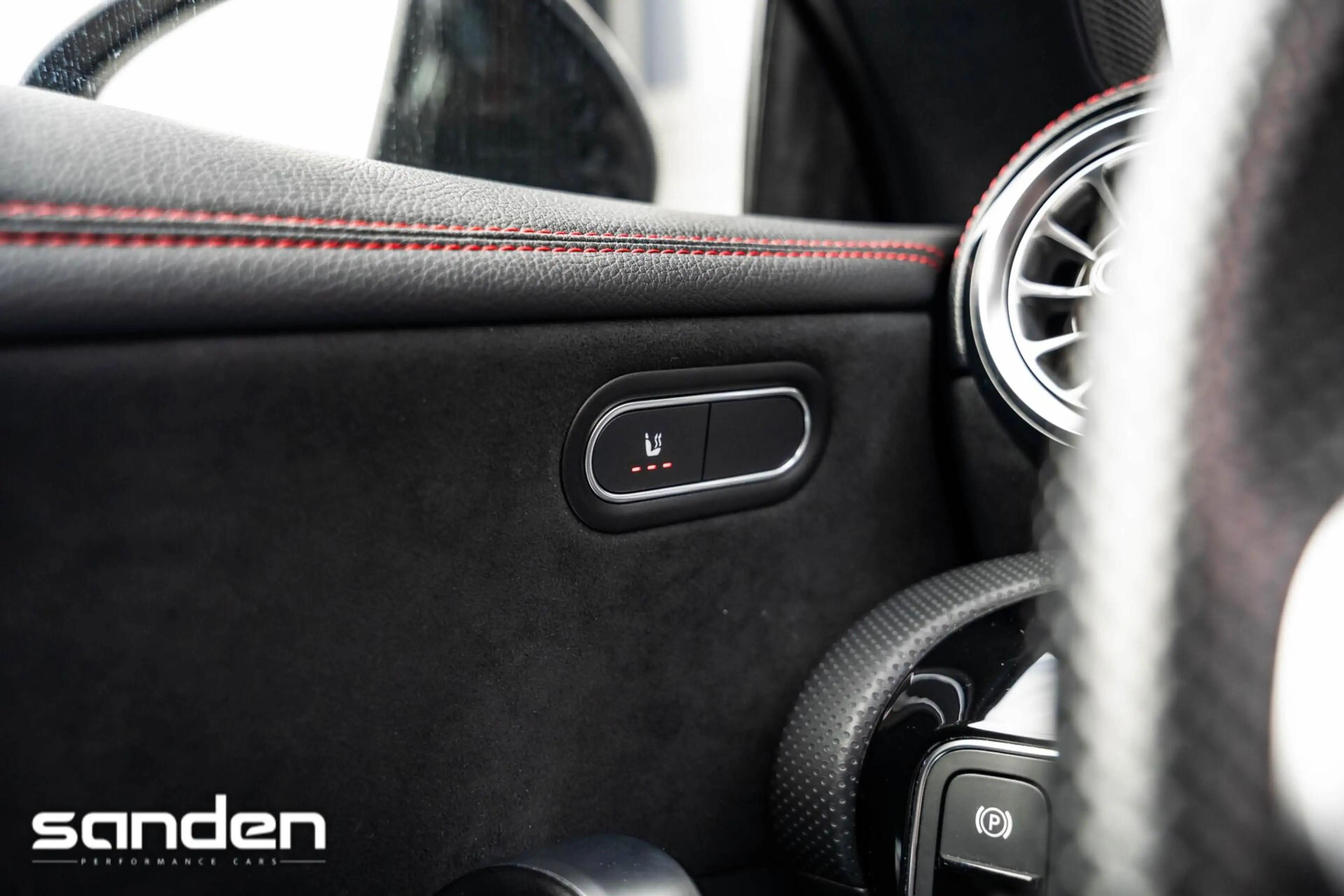 Mercedes-Benz CLA 220 Premium Plus |Pano|Sfeerverlichting|Burmester|19" — photo 36
